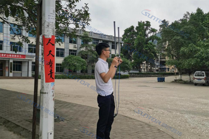 腾远智拓工作人员测试设备